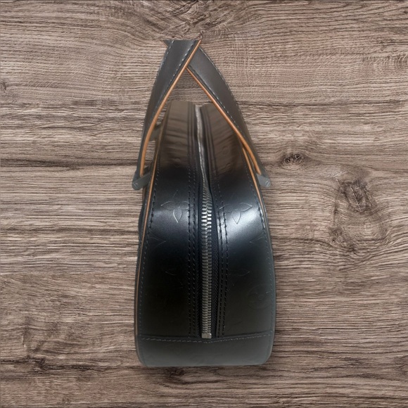 Louis Vuitton Monogram Mat Shelton - Picture 7 of 14